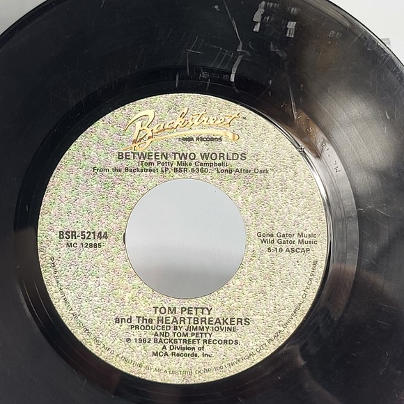 45 Record Tom Petty & The Heartbreakers You Got Lucky/Between Two Worlds Accept. - Picture 3 of 6